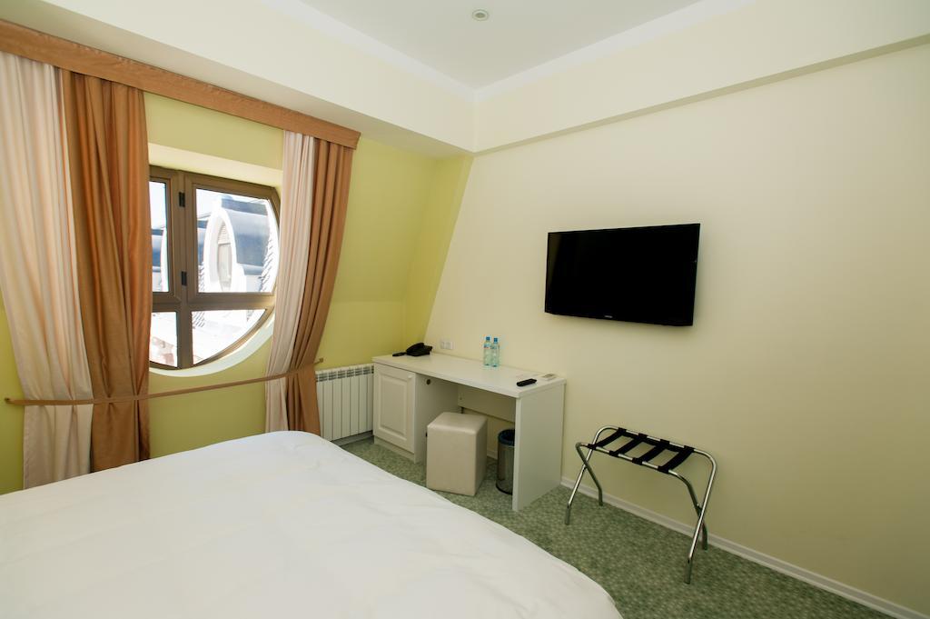 Piazza Four Colours Hotel Batumi Room photo